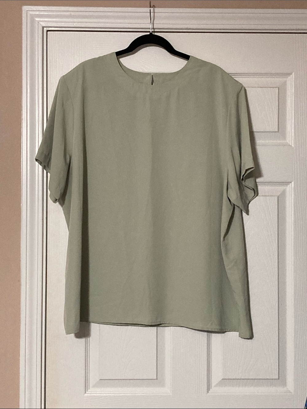 ⭐️⭐️ Women's Short-Sleeve Round-Neck Blouse in Sage Green - sz 26/28